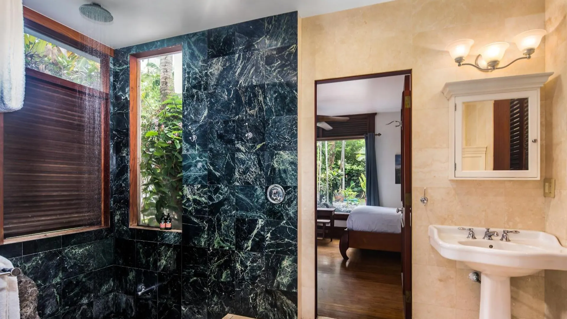 Kbm Resorts: Kona Bay House Stunning Ocean Front Estate Home Right On Keauhou Bay Kailua-Kona Holiday home