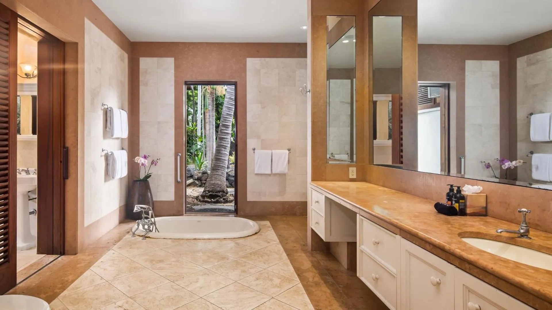 Holiday home Kbm Resorts: Kona Bay House Stunning Ocean Front Estate Home Right On Keauhou Bay Kailua-Kona